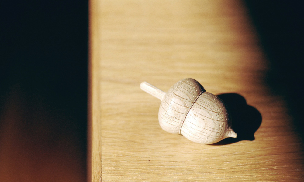 Japan_Design_Motifs_Nalata_Nalata_Koma_Wood_Top_Acorn