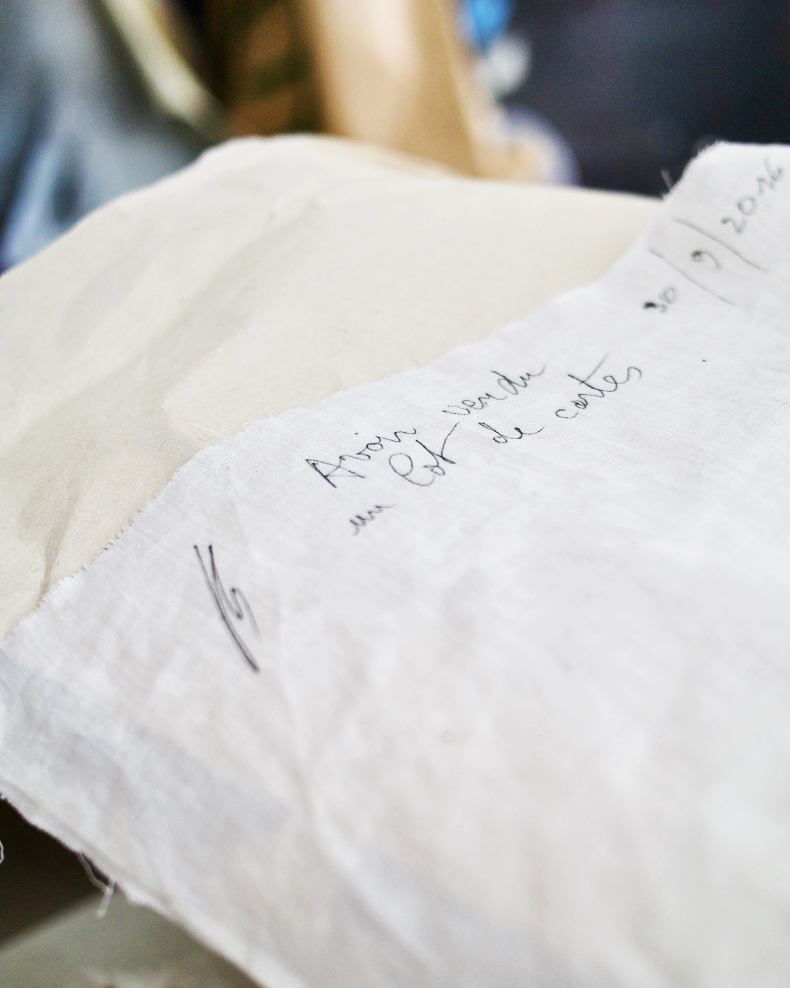 French handwritten text on an old white sheet of paper