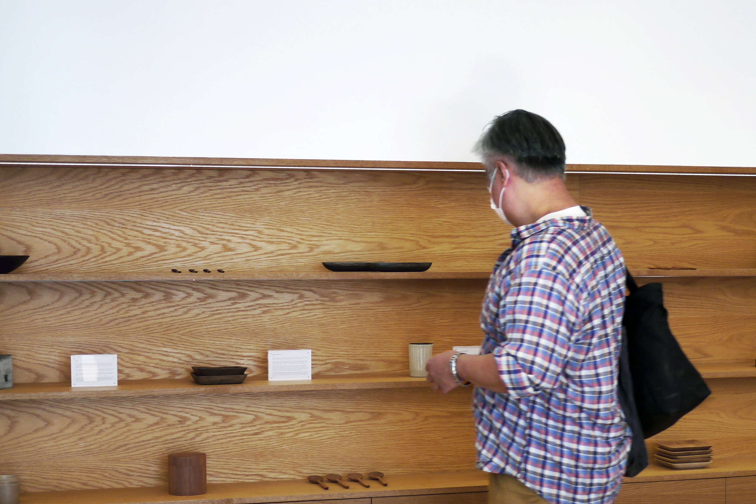 Rene Tiotuyco browsing to wooden tableware by Ryuji Mitani at Nalata Nalata