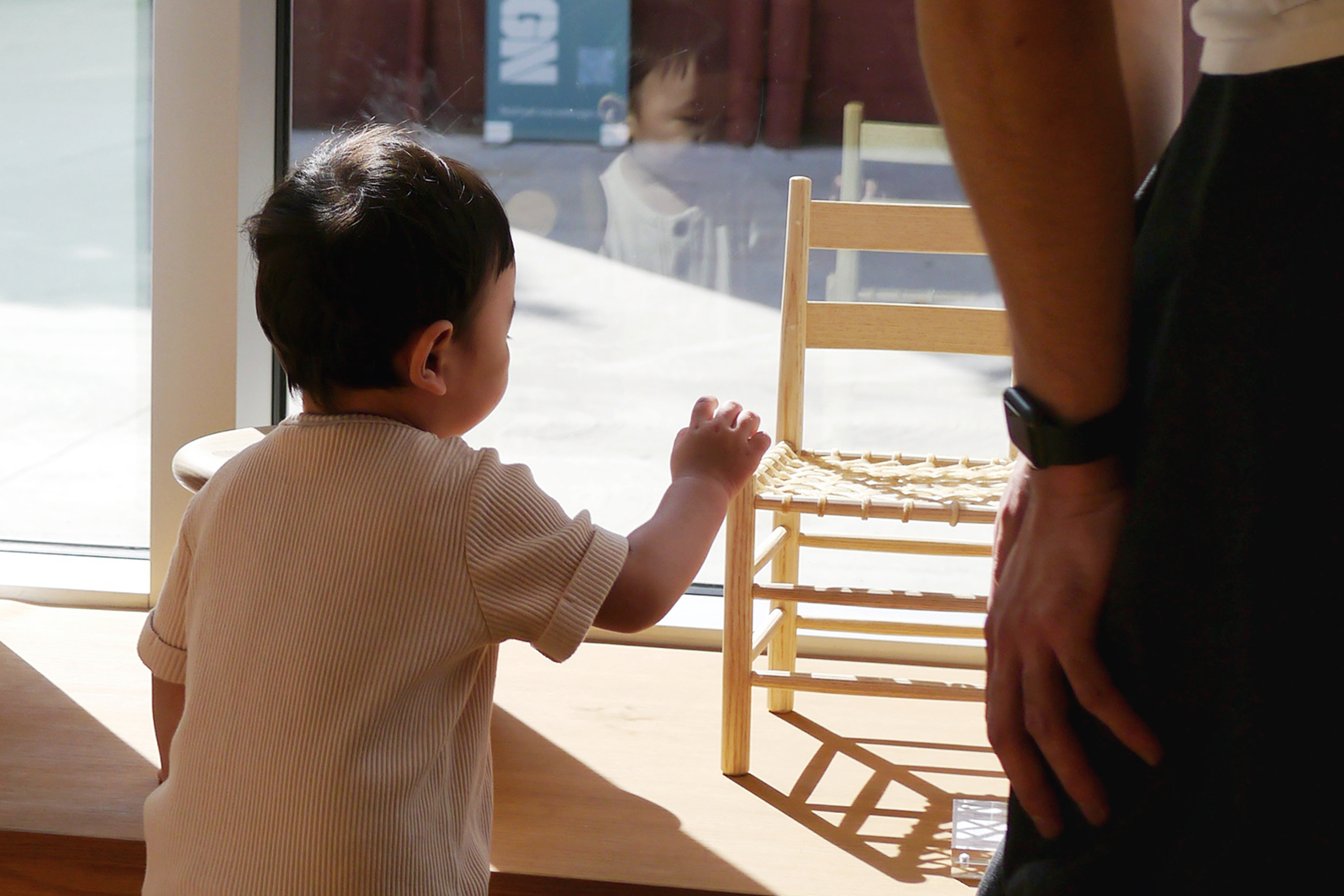 baby in table by Oji Masanori