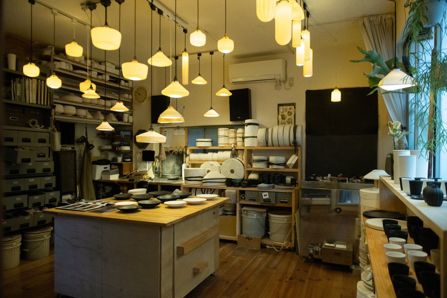 Hirotaka Tobimatsu at the Tobimatsu Toki porcelain lighting studio