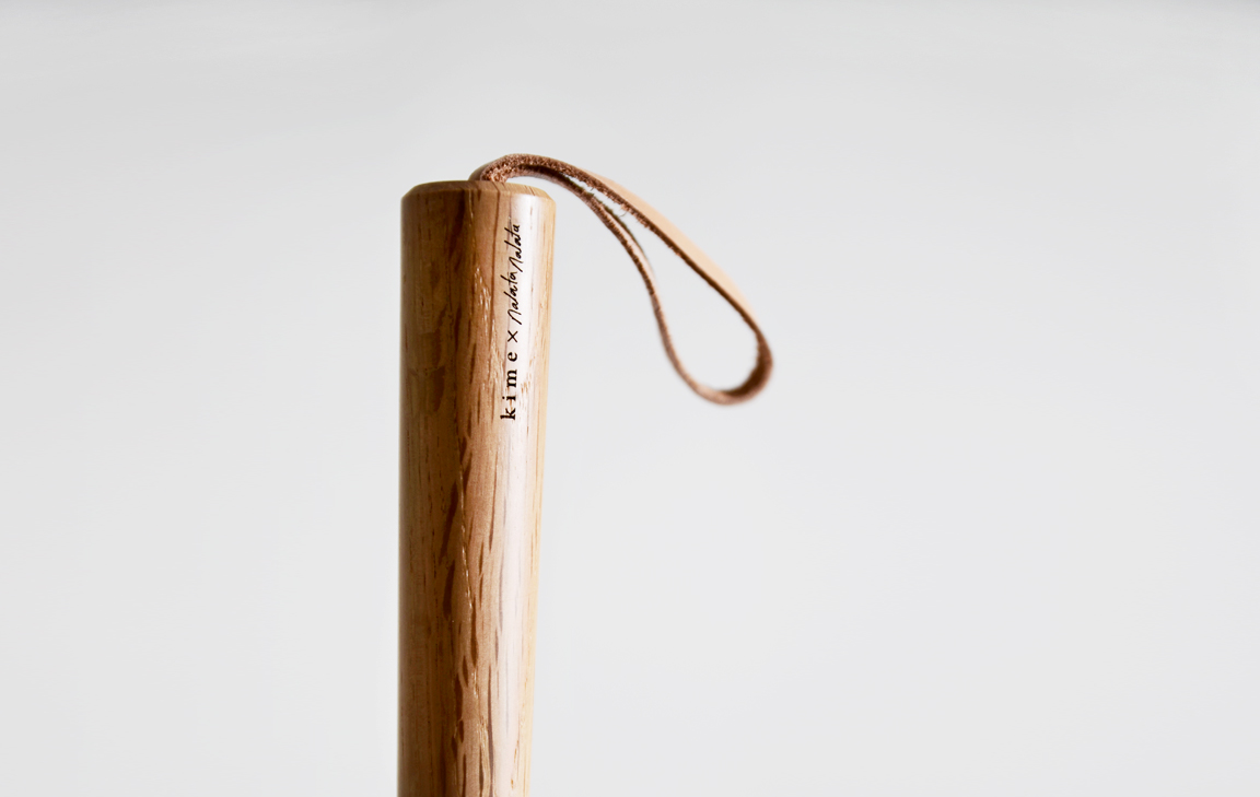 Up-close image of the handle of white oak shoehorn by Nalata Nalata x Kime