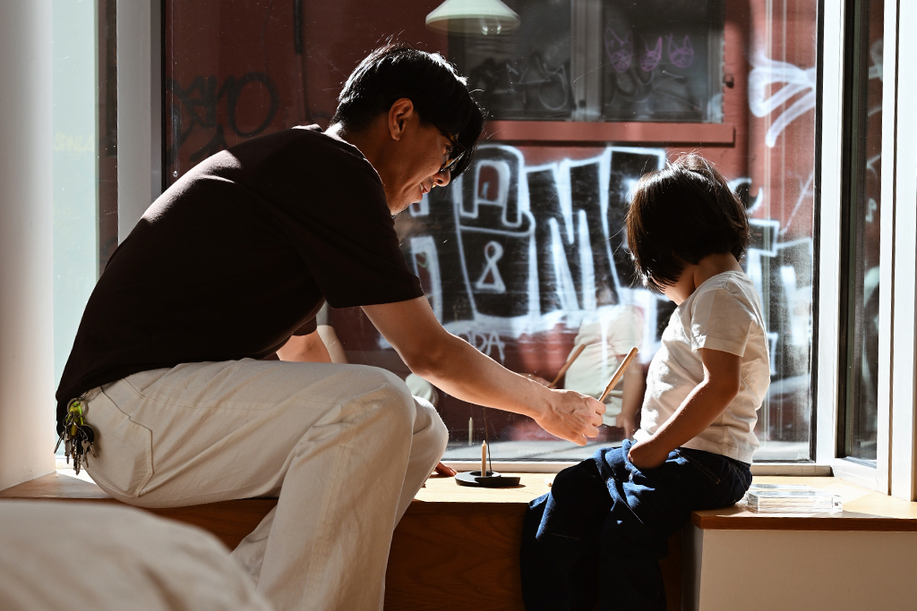 Man and daughter using Nezen Box Set by Iwata